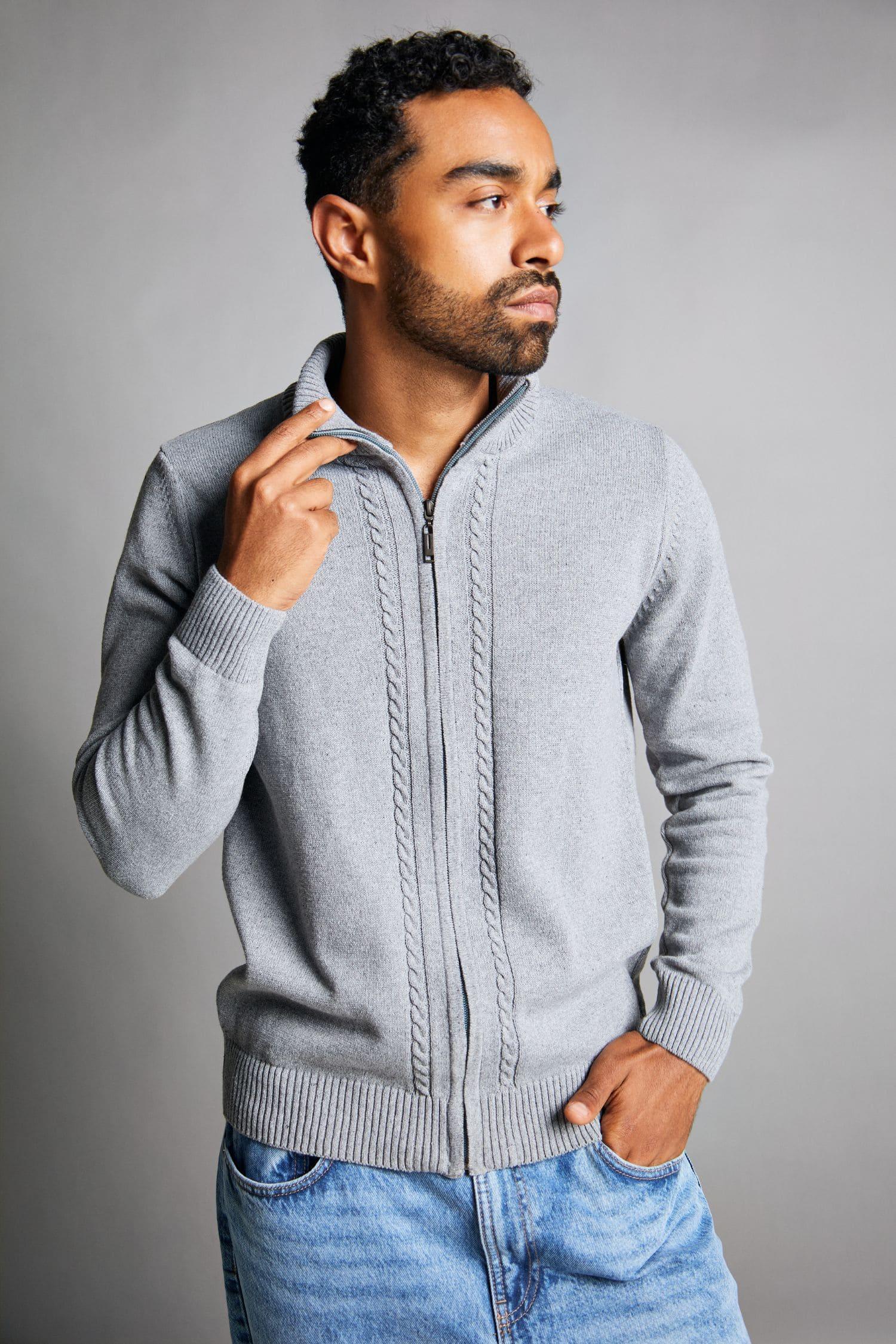 Hombre con chaqueta gris de punto y cremallera, diseño casual moderno para hombre
